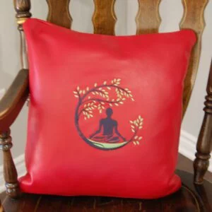 Coussin rouge  broderie Bouddha